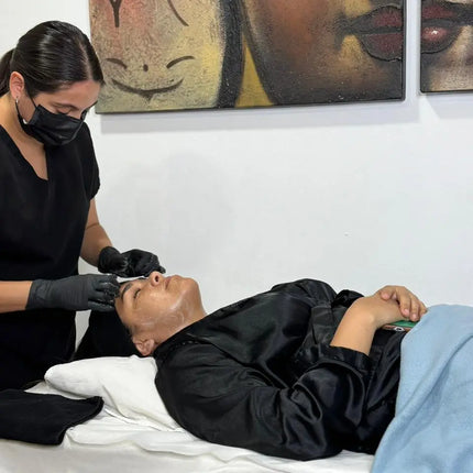 Profesional realizando una limpieza facial relajante a una mujer