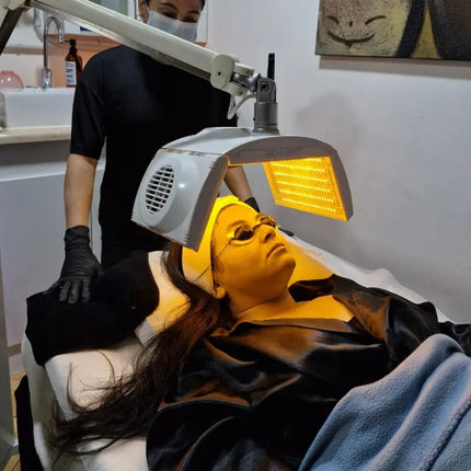 Tratamiento facial Signature con terapia de luz LED aplicado en un spa