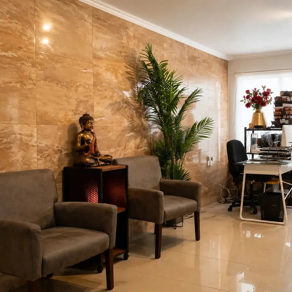 Recepción de Spa Experience con dos sofás y decoración de Buda