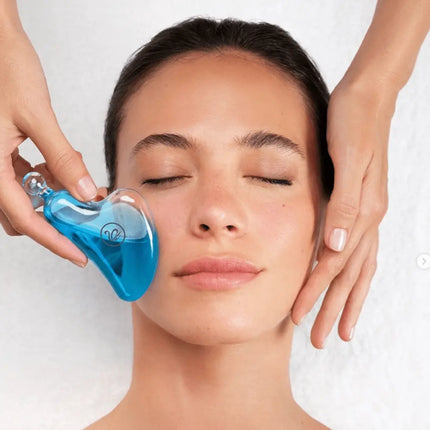 Tratamiento facial hidratante timexpert hydraluronic aplicado por una profesional